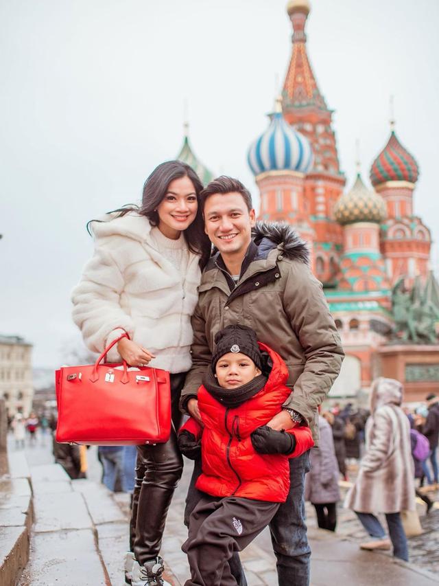 Titi Kamal dan keluarganya. (Foto: Instagram titi_kamall)