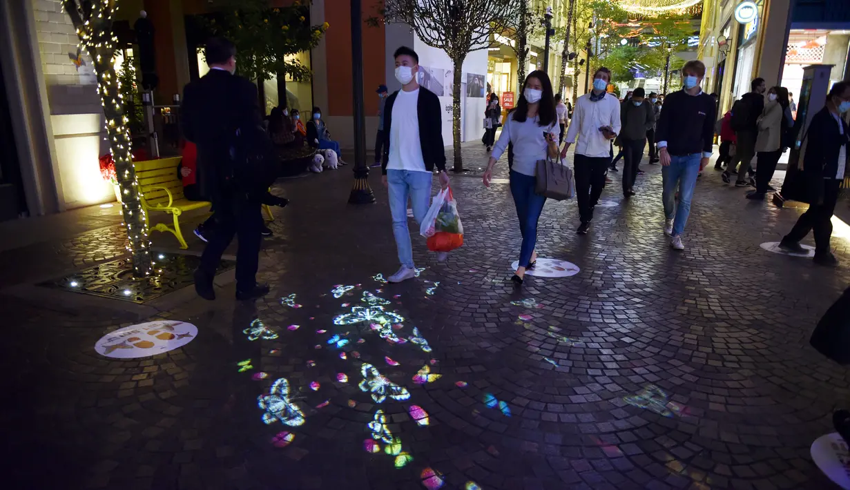 Instalasi cahaya di Lee Tung Street di Wan Chai, Hong Kong, China selatan (8/12/2020). Sebuah instalasi cahaya besar yang menggunakan teknologi kecerdasan buatan dengan tema "Kupu-kupu Harapan" diluncurkan di Lee Tung Street, Wan Chai, belum lama ini. (Xinhua/Lo Ping Fai)