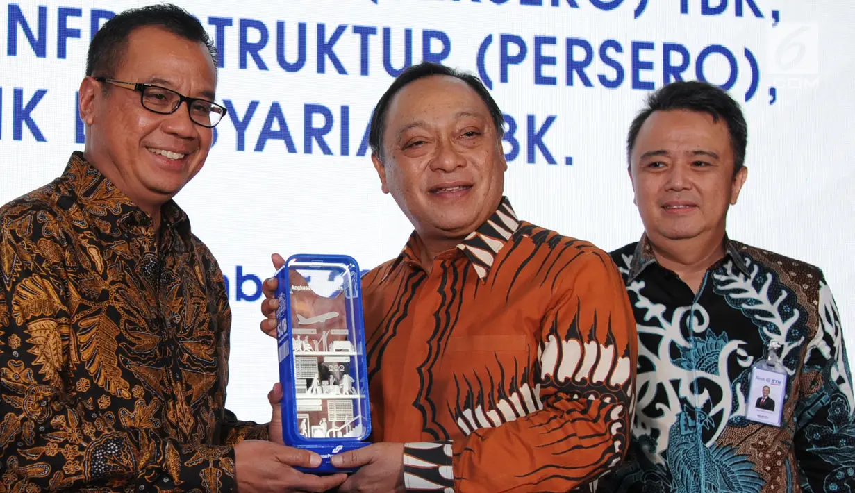 Direktur Utama AP 1 Faik Fahmi (kiri) memberikan cindera mata kepada Dirut BTN Maryono (tengah) usai  penandatanganan perjanjian kredit korporasi senilai Rp.2 Triliun (non revolfing) di Jakarta, Selasa (18/12). (Liputan6.com/HO/Suryo)