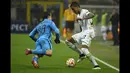 Gelandang Wolfsburg, Luiz Gustavo (kanan) berusaha melewati pemain Inter Milan di leg kedua 16 besar Liga Europa di Stadion San siro, Italy (19/3/2015). Wolfsburg menang 2-1 atas Inter Milan. (AFP PHOTO/Olivier Morin)