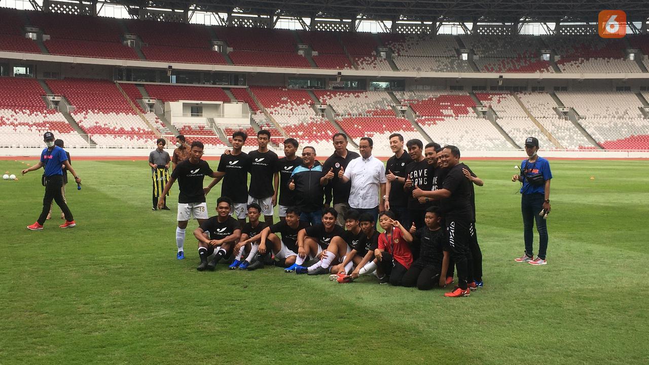 Mesut Ozil bersama Gubernur DKI Jakarta, Anies Baswedan