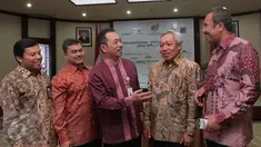 Deputi BUMN Bidang Usaha Pertambangan, Industri Strategis dan Media Fajar Harry Sampurno (tengah) usai  penandatanganan nota kesepahaman di Jakarta, Kamis (15/10/2015). Empat Perusahaan besar akan melakukan kerja sama. (Liputan6.com/Angga Yuniar)