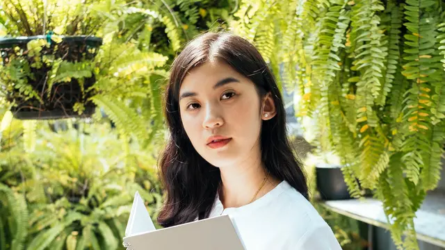 perempuan muda serius