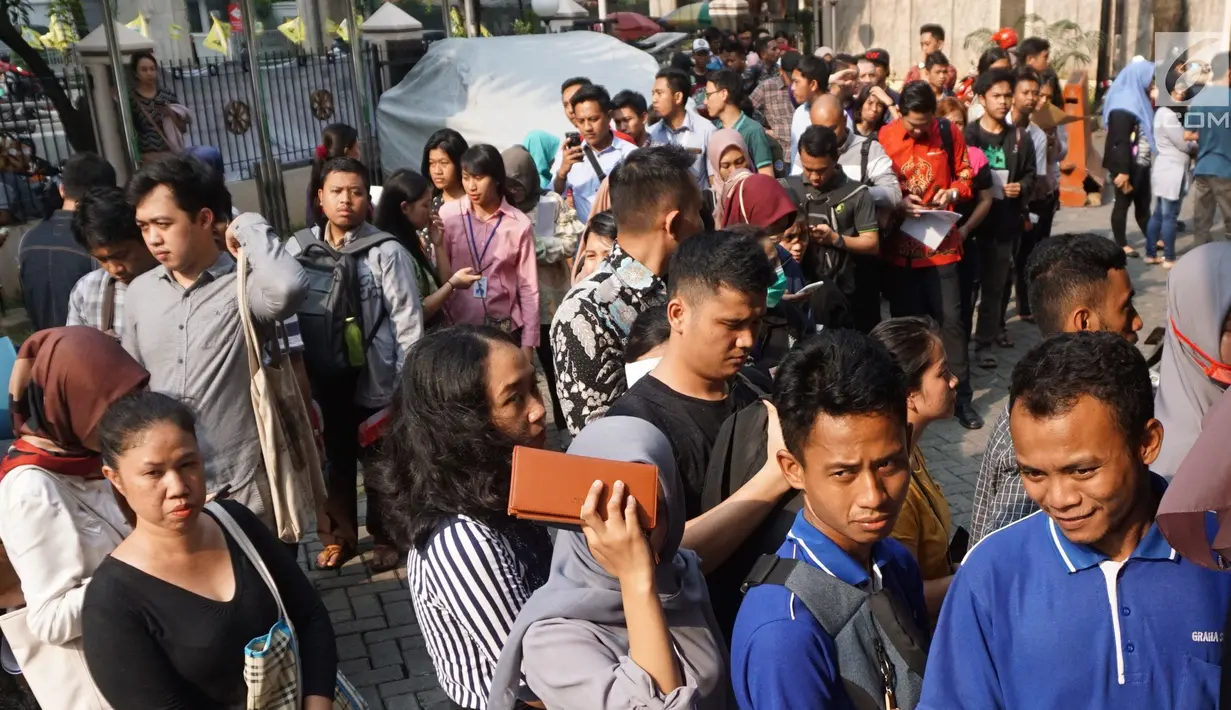 Antrean warga saat mengurus surat pindah tempat memilih atau Formulir A5 Pemilu 2019 di Kantor KPUD Jakarta Selatan, Jakarta, Rabu (10/4). Ratusan warga rela mengantre sejak pagi untuk mengurus Formulir A5. (Liputan6.com/Herman Zakharia)