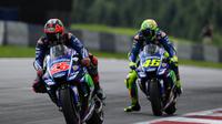 Duo Movistar Yamaha, Valentino Rossi (kanan) dan Maverick Vinales, sama-sama terpuruk pada balapan MotoGP Austria di Sirkuit Red Bull Ring, Minggu (13/8/2017). (Yamaha MotoGP)