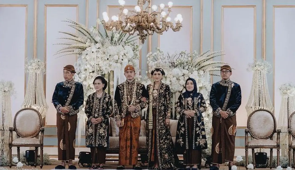 Presiden Jokowi menikahkan anak terakhirnya, Kaesang dengan Erina Gudono. Pernikahan pun diadakan secara adat Jawa. Kedua mempelai pun mengenakan pakaian adat Jawa. [@erinagudono]