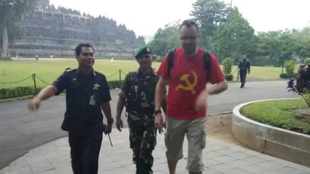 Bule Pakai Kaus PKI