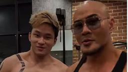 Azka Corbuzier pun menunjukkan perubahan penampilannya dalam sebuah video di Instagram. Pria 16 tahun ini terlihat memiliki tubuh yang semakin kekar. (Liputan6.com/IG/@azkacorbuzier)
