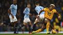 Pemain Wolverhampton Wanderers, Adama Traore, menggiring bola saat melawan Manchester City pada laga Premier League di Stadion Etihad, Manchester, Senin (14/1). Manchester City menang 3-0 atas Wolverhampton Wanderers. (AP/Dave Thompson)
