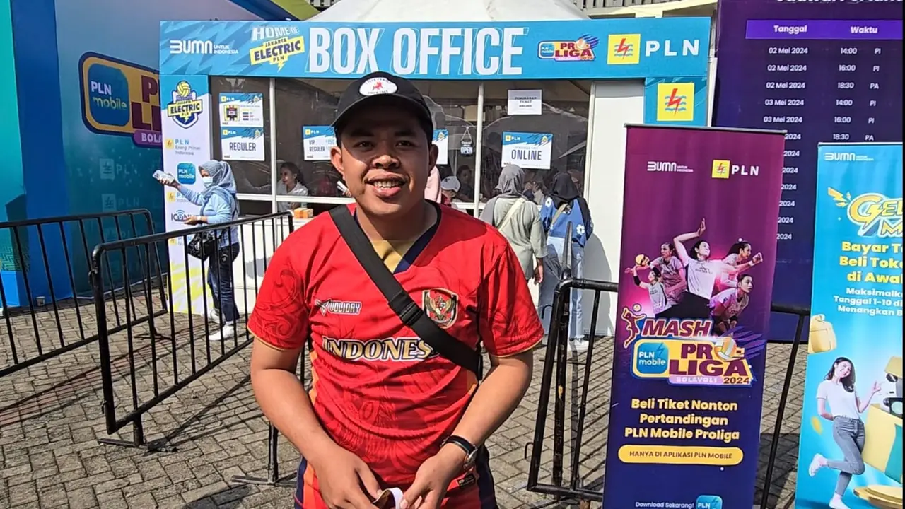 Pecinta voli saat menyaksikan PLN Mobile Proliga 2024