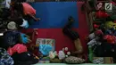 Seorang pengungsi Gunung Agung beristirahat di GOR Swecapura, Klungkung, Bali, Senin (27/11). Warga di kawasan rawan bencana kembali mengungsi ke sejumlah titik penampungan menyusul peningkatan status Gunung Agung ke level awas (Liputan6.com/Andi Jatmiko)