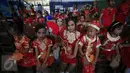 Sejumlah siswa menunggu giliran untuk memperagakan busana cheongsam saat fashion show di SD Warga, Solo, Jawa Tengah, Jumat (5/2/2016). Fashion show bernuansa tionghoa diselenggarakan untuk menyambut Tahun Baru Imlek. (Foto: Boy Harjanto)