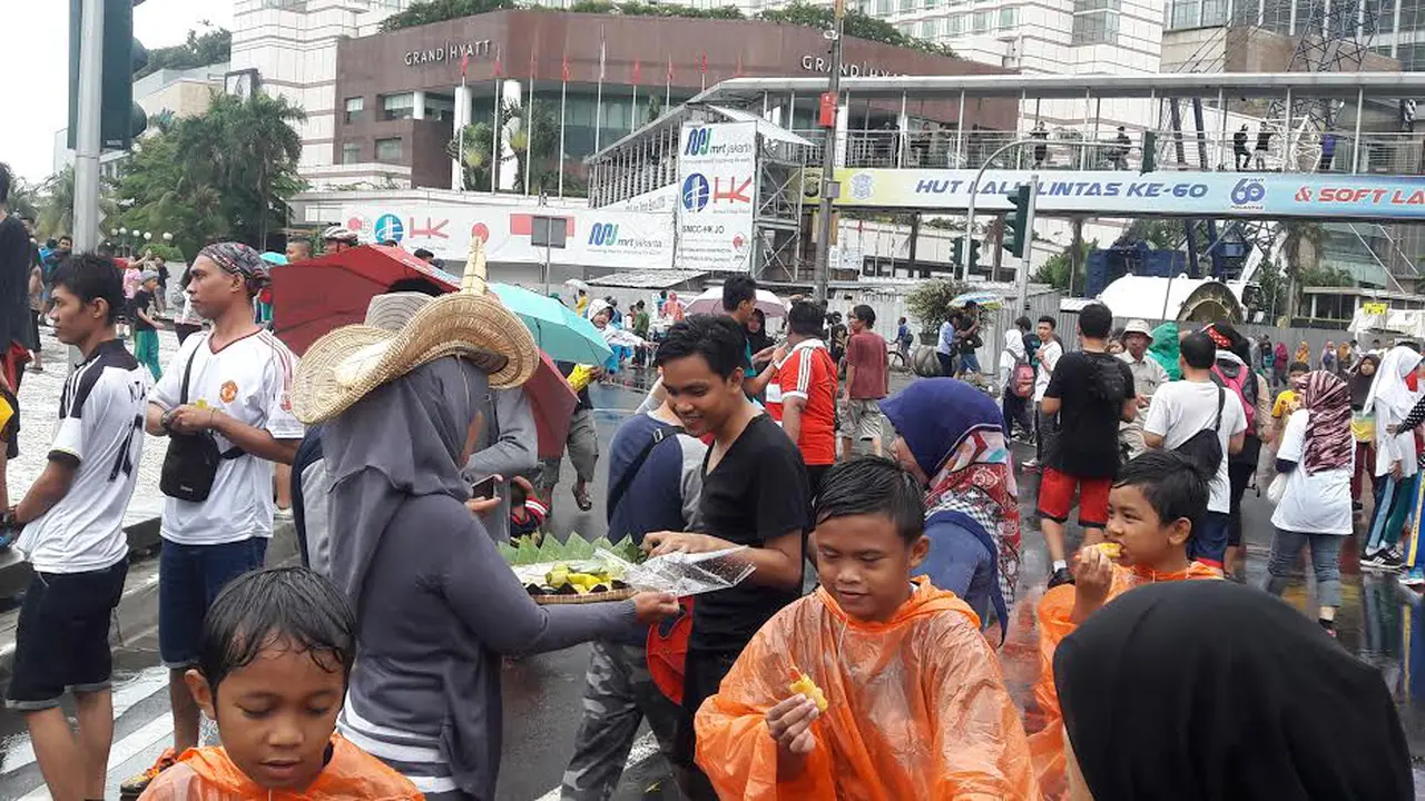 20160124-Masyakat Adat-Gelar Orasi-Sambil-Bagi Kue-di-CFD-JakartaBundaran HI