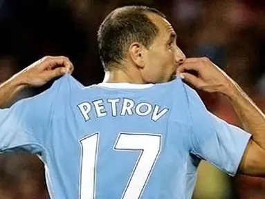 Selebrasi winger Manchester City, Martin Petrov setelah mencetak gol di laga Trophy Joan Gamper ke-44 melawan Barcelona di Nou Camp, Barcelona, 19 Agustus 2009. AFP PHOTO/JOSEP LAGO
