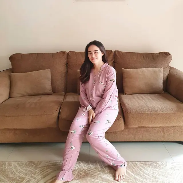 Potret Tiffany Orie Kenakan Baju Daster. (Sumber: Instagram/tiff.justin)