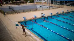 Pengungsi Suriah Ibrahim al-Hussein mengikuti sesi latihan di Olympic Aquatic Center, Athena, Yunani, 2 Juni 2021. Ibrahim al-Hussein mencoba menjadi bagian dari Tim Paralimpiade Pengungsi untuk Paralimpiade Tokyo 2020. (Angelos Tzortzinis/AFP)