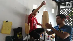 Ortotis prostetis atau pembuat kaki tangan palsu menyelesaikan pekerjaannya di sebuah bengkel kawasan Ciputat Baru, Tangerang Selatan, Banten, Senin (14/10/2019). Kaki dan tangan palsu tersebut dijual dengan harga Rp 5 juta hingga Rp 50 juta. (merdeka.com/Arie Basuki)