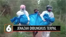 Jenazah terkonfirmasi positif Covid-19 di Ende, Nusa Tenggara Timur, dimakamkan tidak selayaknya protokol Covid-19. Jenazah hanya dibungkus terpal dan digotong petugas pemulasaraan. Jenazah Covid-19 dibungkus terpal karena tidak ada peti, maupun plas...