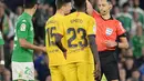 Wasit Sanchez Martinez memberikan kartu merah kepada bek Barcelona, Clement Lenglet pada lanjutan Liga Spanyol pekan ke-23 melawan Real Betis di Benito Villamarin, Minggu (9/2/2020). Diwarnai dua kartu merah, Barcelona mememangkan duel menegangkan lawan Real Betis 3-2. (CRISTINA QUICLER/AFP)