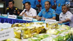 Kepala Badan Narkotika Nasional (BNN) Komjen Pol Budi Waseso (kedua kanan) memberi keterangan saat menunjukan barang bukti serta tersangka kasus penyelundupan narkotika di Jakarta, Rabu (27/9). (Liputan6.com/Immanuel Antonius)
