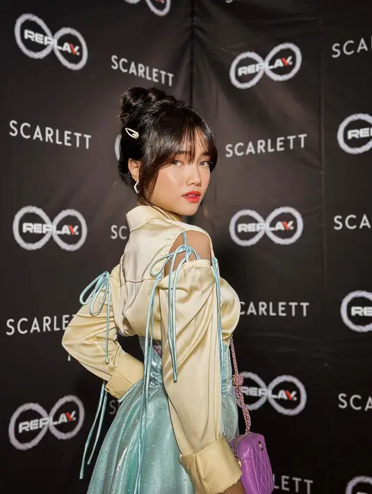 Fuji menyempurnakan penampilannya dengan makeup bold yang cantik, pulasan lipstik merah, rambut bak peri yang digulung ke atas, menyisakan poni dan sedikit rambut di pinggir untuk membingkai wajahnya dengan lebih baik. [Foto: Instagram/fuji_an]