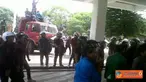 Citizen6, Makassar: Pada aksi tersebut para mahasiswa meminta Gubernur Sulawesi Selatan untuk menunjukkan kesepakatannya terhadap mahasiswa untuk pro pemerintahan Presiden SBY. (Pengirim: Irwan Mubaraq)
