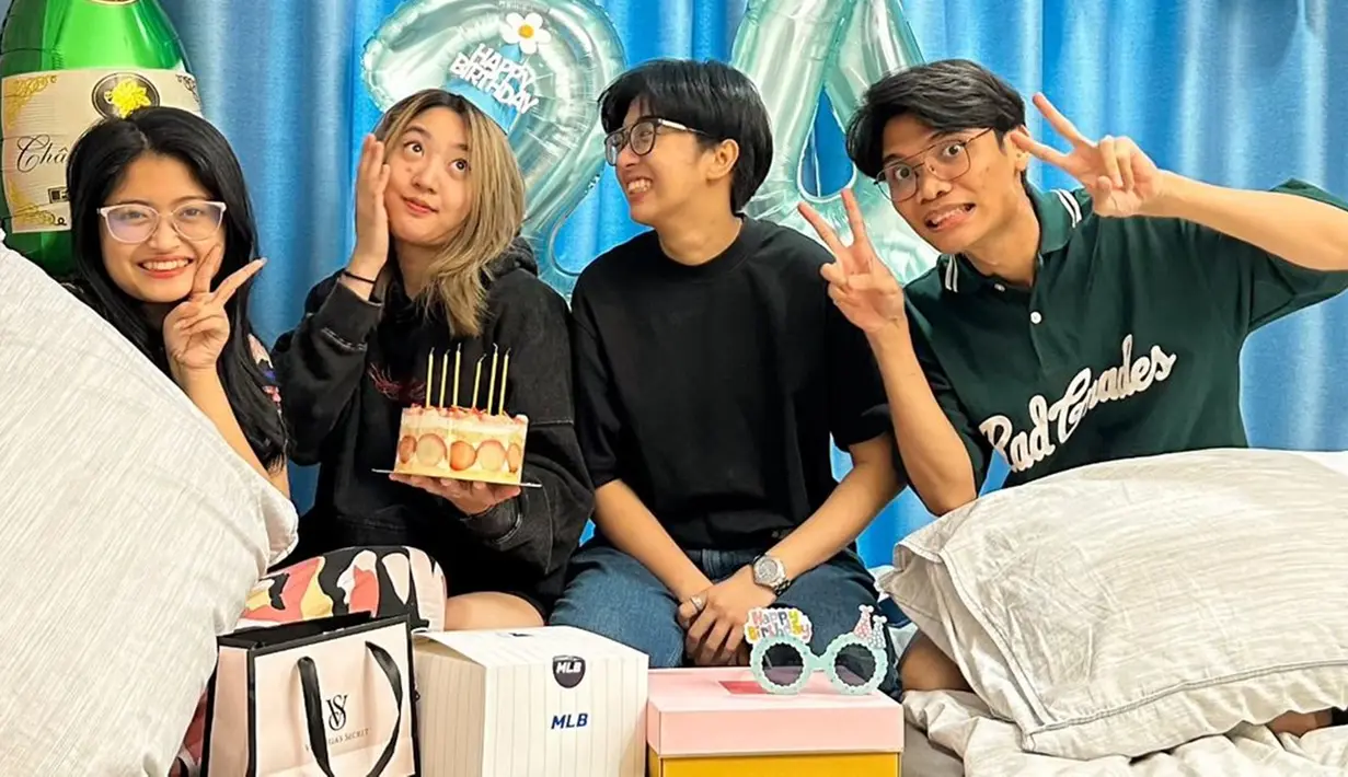 Kejutan ulang tahun artis kelahiran 1999 ini didesain dengan warna biru, mulai dari balon hurufnya hingga topi ulang tahun yang dikenakannya Nona. Tak hanya Nona Berlian, ketiga teman Nona Berlian juga turut bahagia karena Nona Berlian genap berusia 24 tahun. Meski sudah berusia 24 tahun, namun tak sedikit yang menyebut Nona Berlian masih terlihat imut dan menggemaskan. (Liputan6.com/IG/@nonaberlian14)