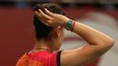 Kuku yang di cat merah, gelang, dan jam tangan adalah ciri khas lain Carolina Marin selain teriakan saat meraih poin di lapangan. (Bola.com/Arief Bagus)