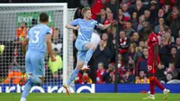 Pemain Manchester City Kevin De Bruyne (tengah) melakukan selebrasi usai mencetak gol ke gawang Liverpool pada pertandingan Liga Inggris di Anfield, Liverpool, Inggris, Minggu (3/10/2021). Pertandingan berakhir imbang 2-2. (Peter Byrne/PA via AP)