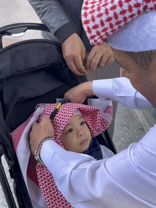 Gaya Baby Issa Saat Umrah Bersama Nikita Willy. [@yorafebrina]