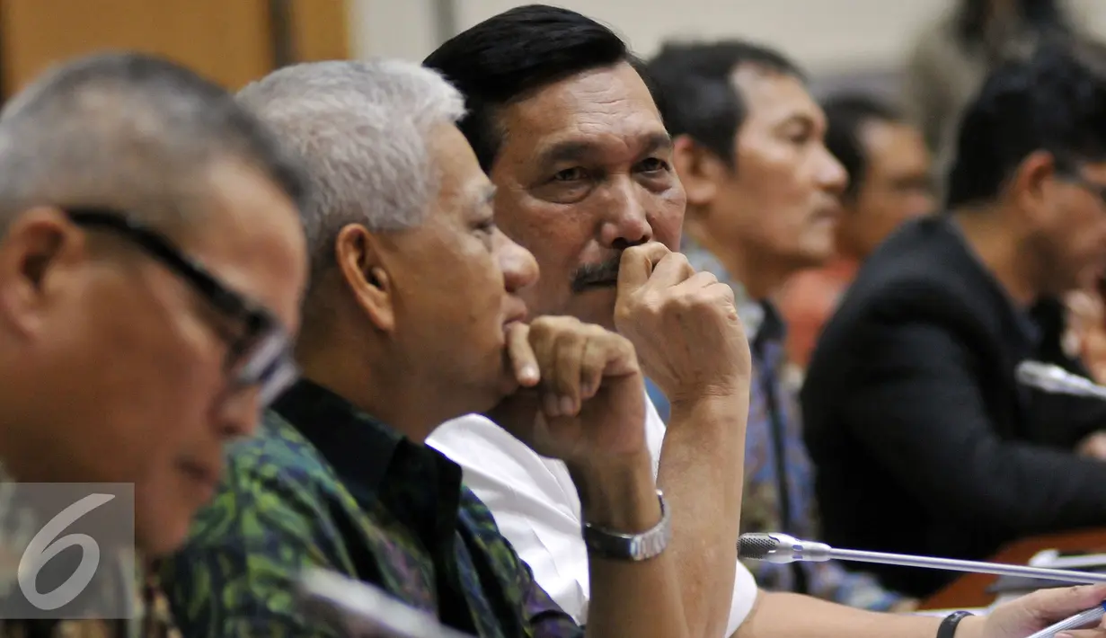 Ketua Kompolnas Luhut Panjaitan (tengah) bersama Anggota Kompolnas saat melakukan Rapat Dengar Pendapat (RDP) dengan Komisi III DPR di Kompleks Parlemen, Senayan, Jakarta, Selasa (21/6). (Liputan6.com/Johan Tallo)