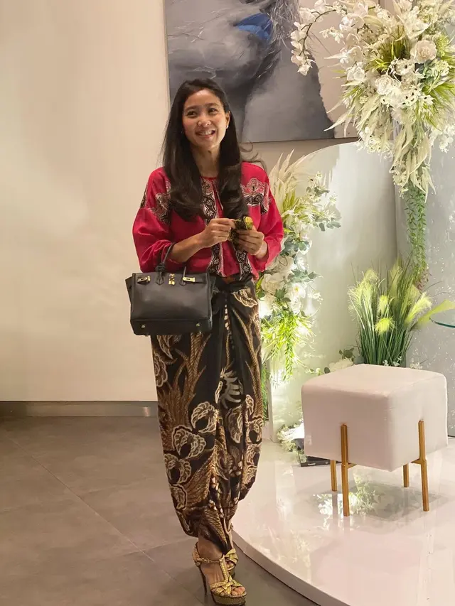 7 Gaya Olivia Zalianty Pakai Batik, Dasternya Curi Perhatian