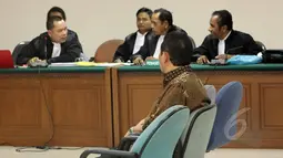 Terdakwa Udar Pristono (kedua kiri) saat menjalani sidang lanjutan di Pengadilan Tipikor, Jakarta, Senin (25/5/2015). Sidang ditunda sepekan karena Udar Pristono sakit. (Liputan6.com/Helmi Afandi)