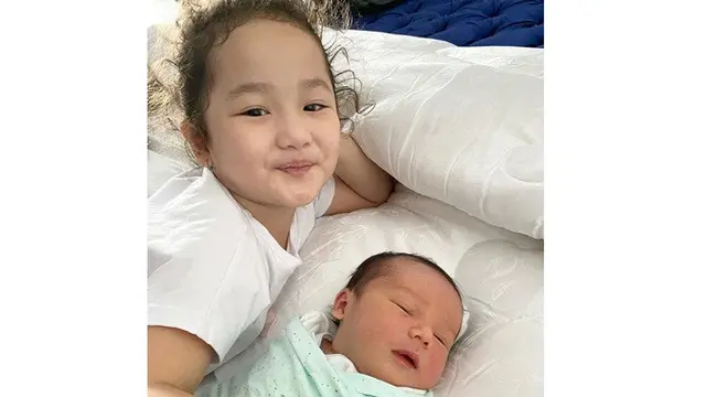 6 Potret Baby Saka Anak Andhika Pratama dengan kakaknya Sheva Elmira, Menggemaskan