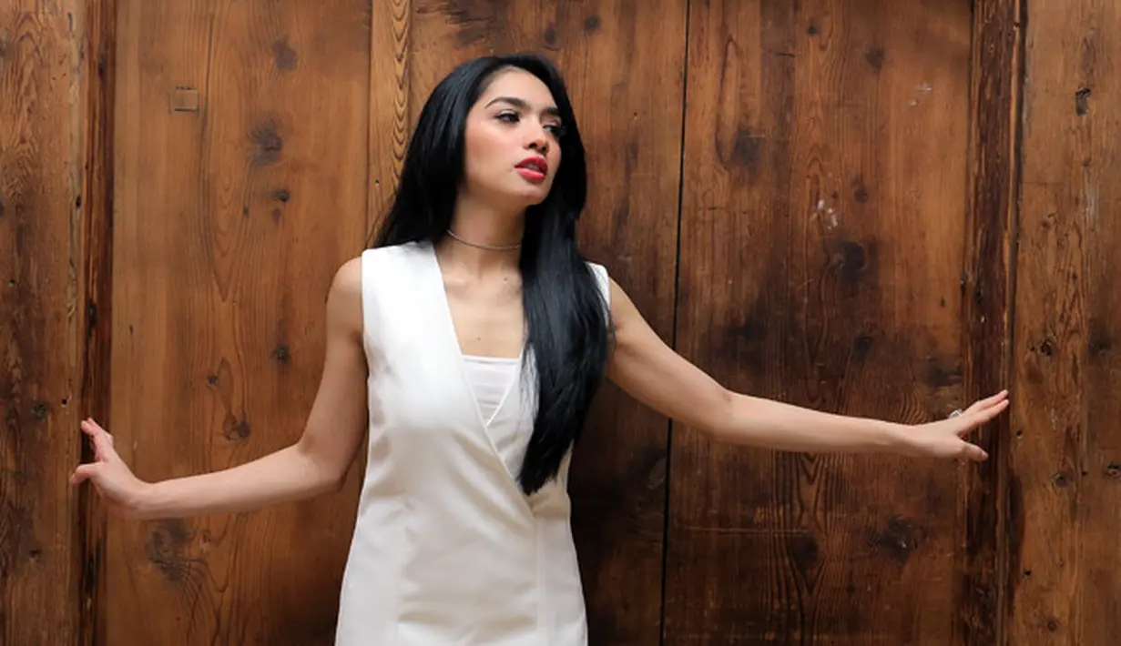 Saat ditemui di kawasan Senayan, Jakarta Pusat belum lama ini, ia membantahnya. Bahkan, sekarang ini ia mengaku sedang dalam keadaan happy. (Deki Prayoga/Bintang.com)