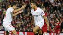 Striker Sevilla, Wissam Ben Yedder, melakukan selebrasi bersama Jesus Navas usai mencetak gol ke gawang Liverpool pada laga Liga Champions di Stadion Anfield, Kamis (14/9/2017). Liverpool ditahan imbang 2-2 oleh Sevilla. (AP/Frank Augstein)