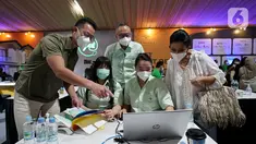 Chief Executive Officer PT.Lippo Karawaci Tbk. (LPKR) John Riady, Chief Operating Officer LPKR Rudy Halim dan President Lippo Land Club Suziany Japardy meninjau penjualan pada pemilihan unit Cendana Marq, Cendana Nest dan Cendana Clov’r di Karawaci, Tangerang (23/04/2022). Sebanyak 272 unit untuk Cendana Homes Series yang mengusung mengusung eco-living concept habis terjual. (Liputan6.com/HO/LPKR)