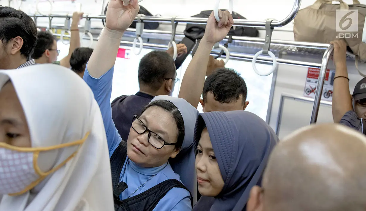 Perbedaan agama serta usia yang terpaut 17 tahun tidak menjadi penghalang bagi keduanya untuk tetap bersahabat. Bagi Suster Edita dan Ela, banyak hal positif yang lebih layak dilakukan daripada memerdebatkan perbedaan. (Liputan6.com/Immanuel Antonius)