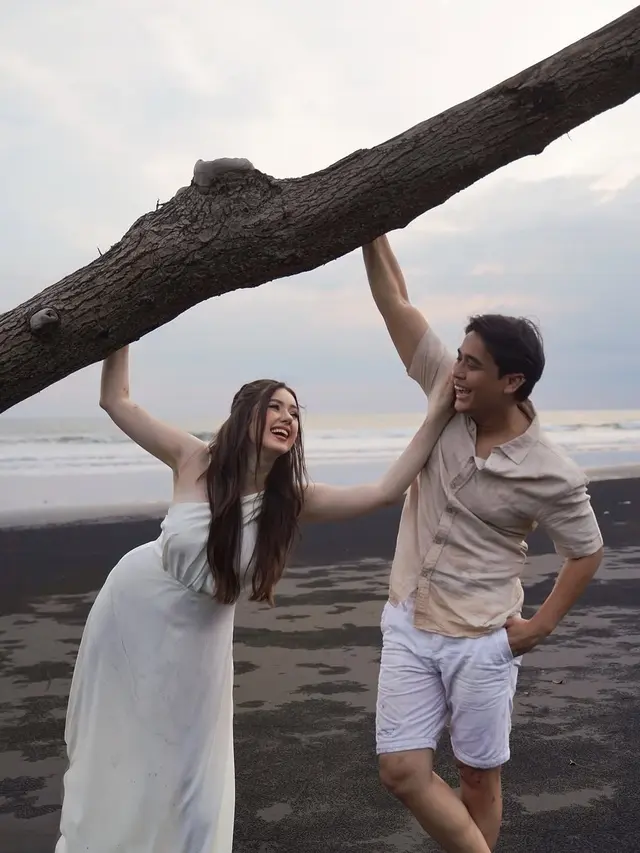 Billy Syahputra Lamar Kekasih di Pantai Bali, 6 Potret Romantisnya Bikin Baper