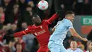 Naby Keita. Gelandang asal Guinea berusia 27 tahun ini didatangkan RB Leipzig dari klub Austria RB Salzburg pada awal musim 2016/2017 dengan nilai transfer 29,75 juta euro atau setara Rp465,7 miliar. Usai dua musim dan total tampil dalam 70 laga di semua ajang dengan torehan 17 gol dan 15 assist, Liverpool tertarik untuk merekrutnya pada awal musim 2018/2019 dengan mahar senilai 60 juta euro atau setara Rp939,2 miliar. Kabar terbaru, Liverpool berniat menukarnya dengan pemain Inter Milan, Nicolo Barella di musim 2022/2023. (AFP/Lindsey Parnaby)