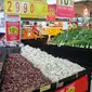 Petugas saat merapihkan sayuran di sebuah supermarket di Jakarta, Jumat (19/6/2015). Berbagai jenis sayuran antara lain seperti cabai merah, kacang panjang, timun, bawang merah, mengalami kenaikan di awal bulan puasa. (Liputan6.com/Faizal Fanani)