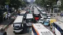 Suasana di Jalan Medan Merdeka Timur saat dipadati puluhan bus yang mengangkut buruh, Jakarta, Selasa (1/5). Berdasarkan data kepolisian, sekitar 30 ribu buruh melakukan aksi May Day 2018 di Jakarta. (Liputan6.com/Arya Manggala)