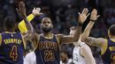 LeBron James memberikan merayakan kemenangan bersama rekan-rekannya pada NBA basketball Eastern Conference final Wilayah Timur di TD Garden, Boston (19/5/2017). Cavs menang 130-86. (AP/Elise Amendola)