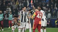 Wasit Portugal, Joao Pinheiro, menunjukkan kartu merah kepada bek Inggris Juventus bernomor punggung 6, Lloyd Kelly (kiri), selama pertandingan leg kedua babak play-off babak gugur Liga Champions UEFA antara Juventus FC dan Galatasaray SK di stadion Allianz di Turin, pada 26 Februari 2026.
(Isabella BONOTTO/AFP)