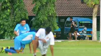 Semen Padang Latihan Perdana di Malang Naik 4 Angkot  