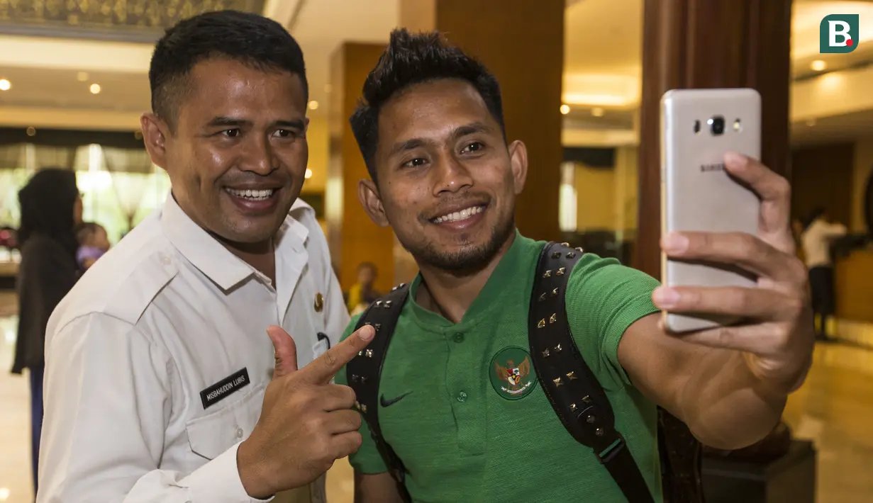 Pemain Timnas Indonesia, Andik Vermansah, foto bersama fans sebelum berangkat ke Bandara Soetta dari Hotel Sultan, Jakarta, Rabu (14/11). Timnas Indonesia akan berangkat ke Thailand untuk laga Piala AFF 2018. (Bola.com/Vitalis Yogi Trisna)