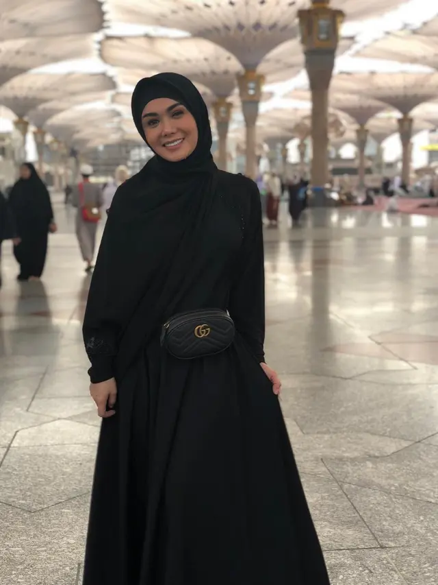 6 Pesona Yuni Shara saat Memakai Hijab, Cantik Maksimal