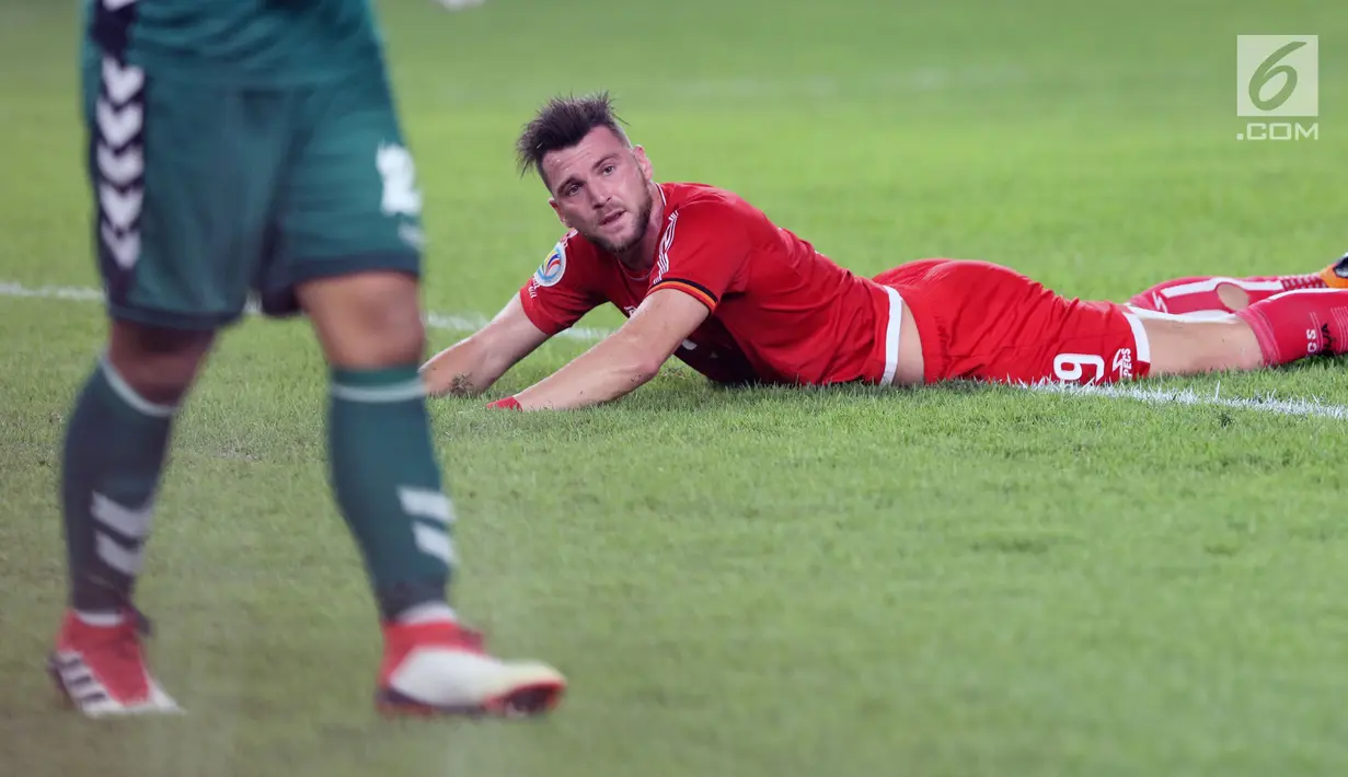 Pemain depan Persija, Marko Simic meluapkan kekecewaan saat gagal mencetak ke gawang Tampines Rovers pada penyisihan grup H Piala AFC 2018 di Stadion GBK, Jakarta, Rabu (28/2). Persija unggul 4-1. (Liputan6.com/Helmi Fithriansyah)
