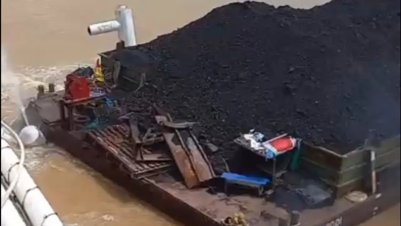 Kapal Tongkang Batu Bara Tabrak Jembatan