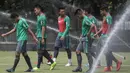 Para pemain Timnas Indonesia bersiap mengikuti latihan di Lapangan ABC Senayan, Jakarta, Selasa (16/1/2018). Pemusatan latihan ini dilakukan jelang Asian Games 2018. (Bola.com/Vitalis Yogi Trisna)